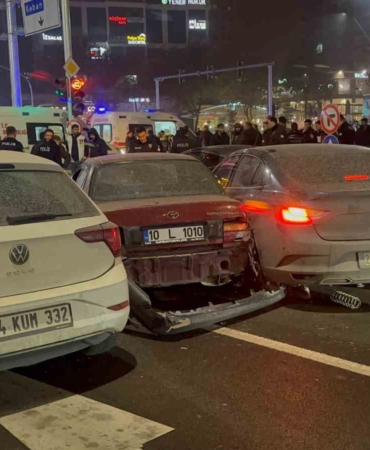 elazigda-zincirleme-trafik-kazasi-iki-yarali-YW1KNLTY.jpg