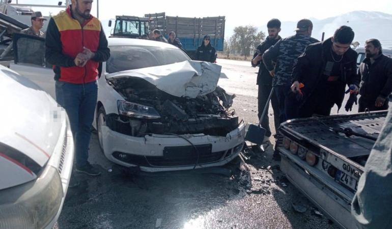 erzincanda-askeri-arac-ile-traktor-carpisti-2-kisi-yaralandi-UpZHYkJH.jpg