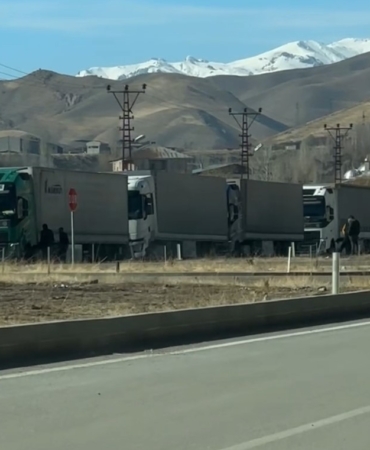 esendere-sinir-kapisinda-tir-kuyrugu-2-kilometreye-ulasti-u4BaMZCu.jpg