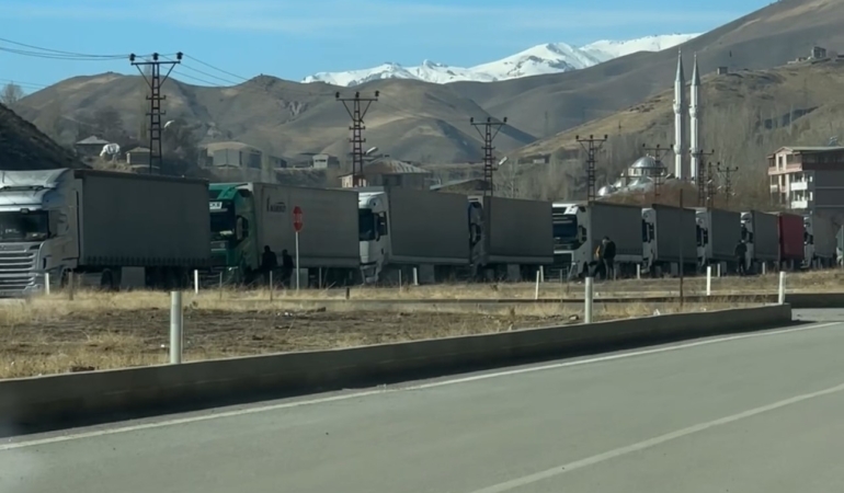 esendere-sinir-kapisinda-tir-kuyrugu-2-kilometreye-ulasti-u4BaMZCu.jpg