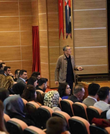 eski-bakan-selcuk-diyarbakirda-ogretmenler-ve-velilerle-onemli-bir-bulusma-gerceklestirdi-jaQzI5jE.jpg