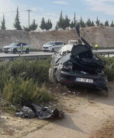 feci-trafik-kazasi-kontrolden-cikan-otomobil-refuje-uctu-1-kisi-hayatini-kaybetti-4-kisi-Cn1m3NVh.jpg