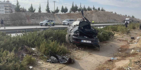 Feci Trafik Kazası: Kontrolden Çıkan Otomobil Refüje Uçtu! 1 Kişi Hayatını Kaybetti, 4 Kişi Yaralı