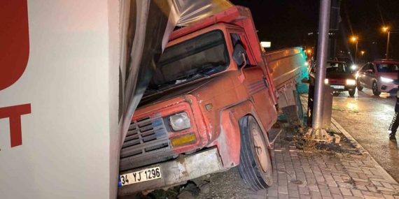 Freni Patlayan Kamyonun Korkunç Kazası: 2 Yaralı