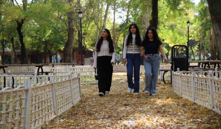 gaziantep-parklarinda-sonbahar-renkleriyle-buyuleyici-manzaralar-yTNgg95O.jpg