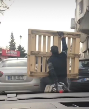 gaziantepte-akil-disi-yolculuk-motosikletle-palet-tasiyanlar-OZlUU8AD.jpg