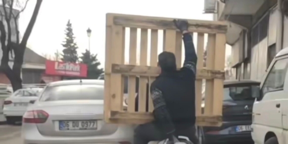 Gaziantep’te Akıl Dışı Yolculuk: Motosikletle Palet Taşıyanlar!