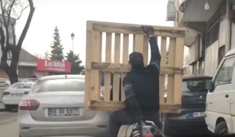 gaziantepte-akil-disi-yolculuk-motosikletle-palet-tasiyanlar-OZlUU8AD.jpg