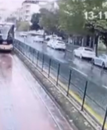gaziantepte-tramvaya-yildirim-dusmesi-ani-kameralarda-RiqybfWl.jpg