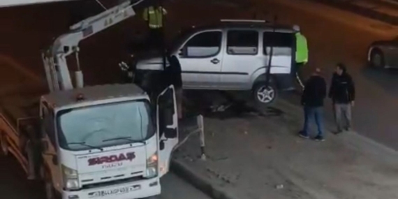 Hafif Ticari Araç Refüje Çarptı: 1 Yaralı, Kontrol Kaybı!