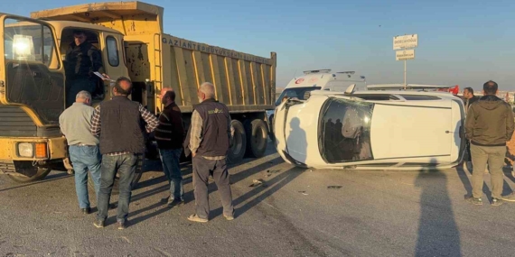 Hafriyat Kamyonu ile Çarpışan Otomobil Yan Yatınca: 1 Kişi Yaralandı