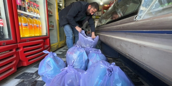 Hakkari’den Örnek Dayanışma: 30 Yıldır Esnaflık Yapan Dükkan Sahibi, Tüm Kırtasiye Malzemelerini 500 Öğrenciye Hediye Etti