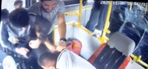 halk-otobusu-soforune-yolcu-tarafindan-sert-tepki-8WFP2lKi.jpg