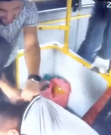 halk-otobusu-soforune-yolcu-tarafindan-sert-tepki-8WFP2lKi.jpg