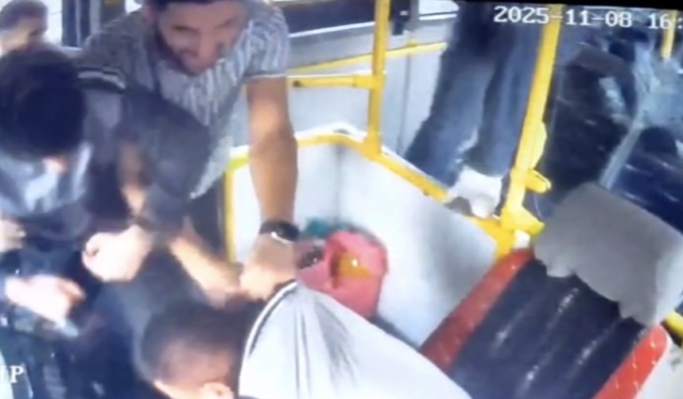 halk-otobusu-soforune-yolcu-tarafindan-sert-tepki-8WFP2lKi.jpg