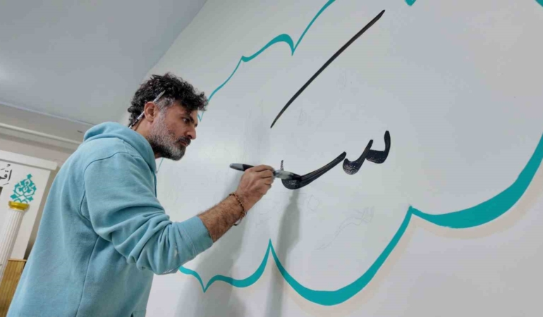 irakli-hattatin-elleriyle-hayat-bulan-osmanli-mirasi-hat-sanati-5W7SugHp.jpg