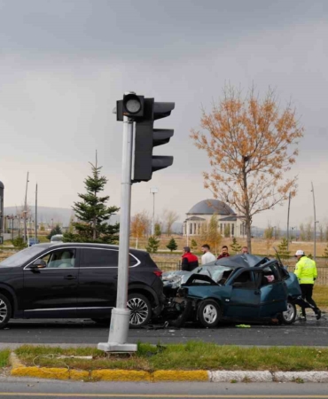 kamyon-freni-bosaldi-zincirleme-kazada-2-kisi-yaralandi-r1gxzEdL.jpg