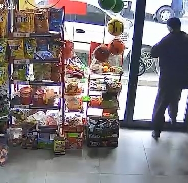 kapiyi-gozden-kacirdi-cami-kafasiyla-kirdi-isNpJl8t.jpg