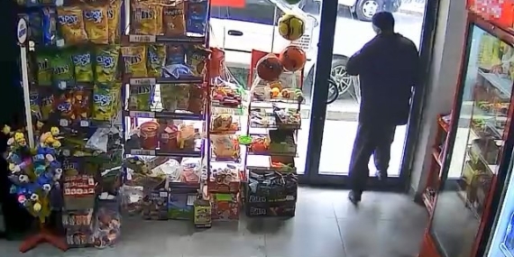 Kapıyı Gözden Kaçırdı, Camı Kafasıyla Kırdı