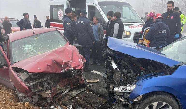 malatyada-korkunc-kaza-iki-otomobil-carpisti-5-yarali-C7mUr1p7.jpg