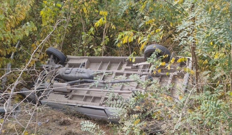 malatyada-minibus-devrildi-3-kisi-yaralandi-cWT1fEzS.jpg