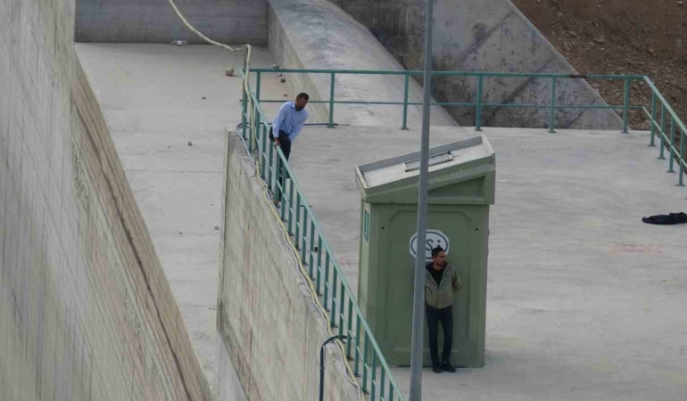 malatyada-polis-tarafindan-engellenen-intihar-girisimi-IuHFcg6d.jpg