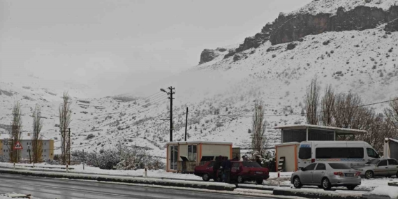 Malatya’da Sağanak ve Kar Yağışı: Doğa Beyazlarla Büyüleniyor