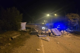 malatyada-tirin-devrilmesiyle-yol-kapatildi-olayin-ayrintilari-Or6GiJbp.jpg