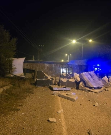 malatyada-tirin-devrilmesiyle-yol-kapatildi-olayin-ayrintilari-Or6GiJbp.jpg