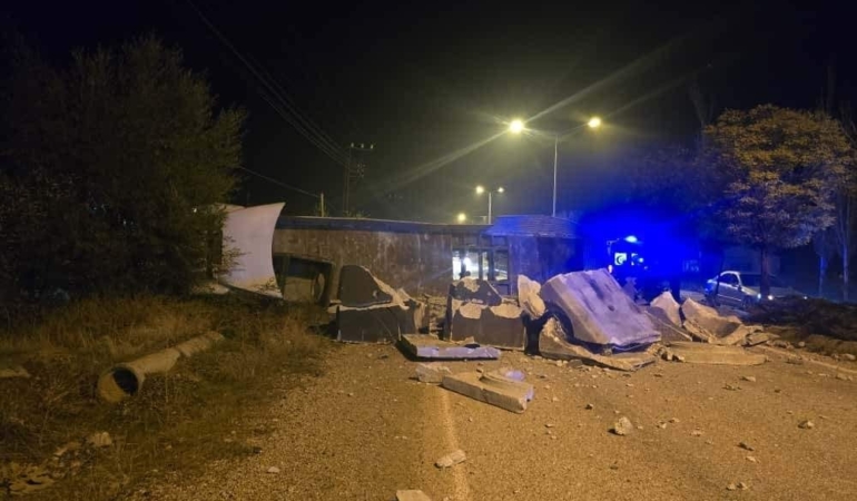 malatyada-tirin-devrilmesiyle-yol-kapatildi-olayin-ayrintilari-Or6GiJbp.jpg