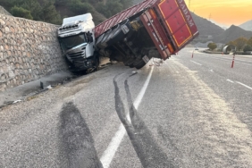 malatyada-tirin-istinat-duvarina-carpmasi-sonucu-1-yarali-I2rlVEx6.jpg