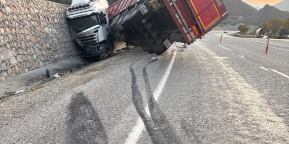 Malatya’da Tırın İstinat Duvarına Çarpması Sonucu 1 Yaralı