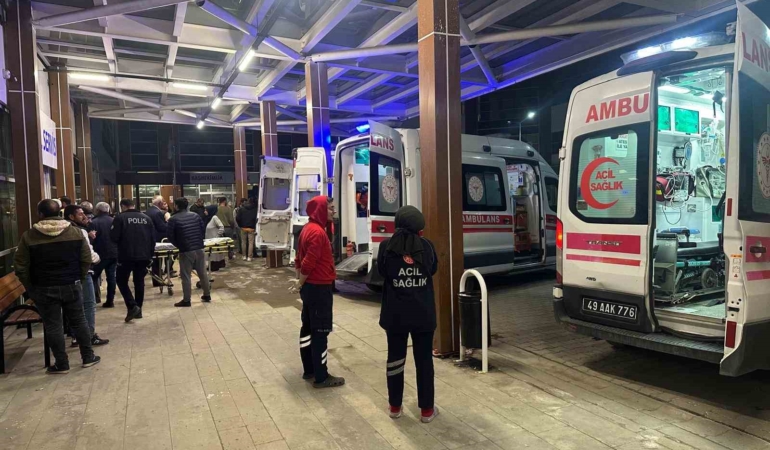 malazgirtte-ogretmenleri-tasiyan-taksi-kaza-yapti-7-kisi-yaralandi-8BU1saNw.jpg