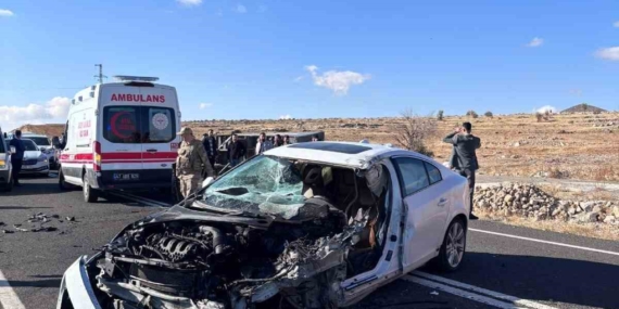 Mardin’de Otomobil ile Kamyonet Çarpışması: İki Yaralı