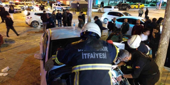 Merdivene Çarpan Otomobil: 4 Kişi Yaralı!