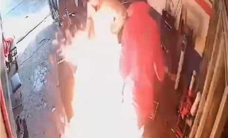 Motosiklet Yangınında Yanıcı Madde ile Müdahale Edenler Alevler Arasında Kaldı: O Anlar Kamerada