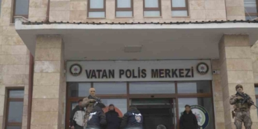 musta-silahli-suc-aleti-ile-yakalanan-iki-firari-supheli-tutuklandi-F1fp9uTe.jpg