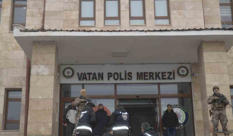 musta-silahli-suc-aleti-ile-yakalanan-iki-firari-supheli-tutuklandi-F1fp9uTe.jpg