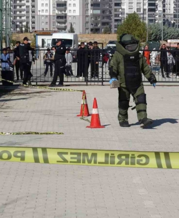 okul-yerleskesinde-havai-fisek-rampasi-panige-neden-olan-olay-M8PZCETs.jpg