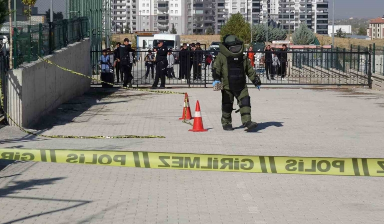 okul-yerleskesinde-havai-fisek-rampasi-panige-neden-olan-olay-M8PZCETs.jpg