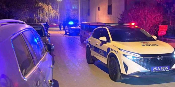 Otomobilde Bıçaklı Kavga: 3 Kişi Yaralandı