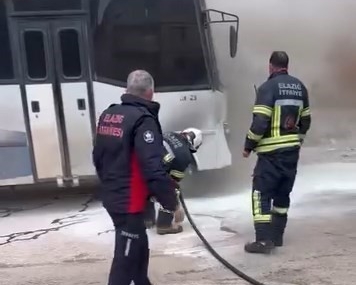 Park Halindeki Midibüs Küller İçinde Kaldı