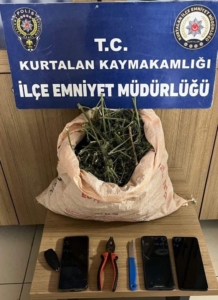 polis-kacmaya-devam-eden-uc-kisinin-uzerinden-uyusturucu-cikti-fxtmI1uB.jpg