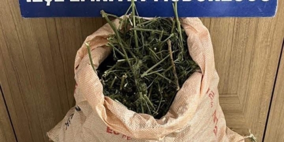 Polis Kaçmaya Devam Eden Üç Kişinin Üzerinden Uyuşturucu Çıktı