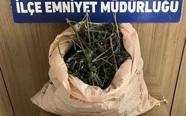 polis-kacmaya-devam-eden-uc-kisinin-uzerinden-uyusturucu-cikti-fxtmI1uB.jpg