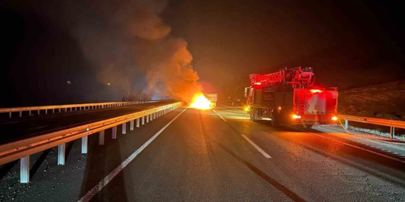 Römorka Çarpan Otomobil Alev Alev Yandı: 2 Yaralı