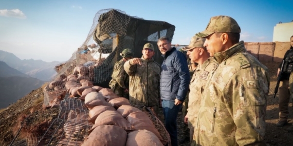 Sınırda 2. Ordu Komutanı Korgeneral Topaloğlu’nun Anlamlı Ziyareti