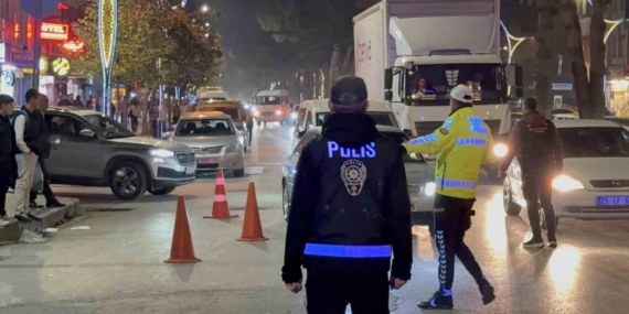 Tatvan'da Şok Denetim: 953 Kişi ve 292 Araçın Kontrolü Gerçekleştirildi Tatvan’da Şok Denetim: 953 Kişi ve 292 Araçın Kontrolü Gerçekleştirildi