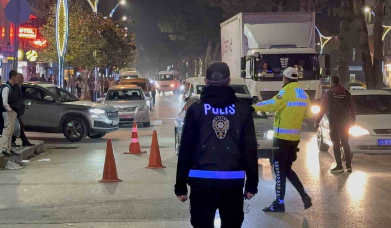 Tatvan'da Şok Denetim: 953 Kişi ve 292 Araçın Kontrolü Gerçekleştirildi tatvanda-sok-denetim-953-kisi-ve-292-aracin-kontrolu-gerceklestirildi-FnfPZ6OX.jpg