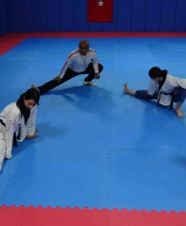 tekvandocu-babanin-uc-kizi-sporun-gucuyle-milli-sampiyonluklara-yuruyus-AWnCfiUH.jpg